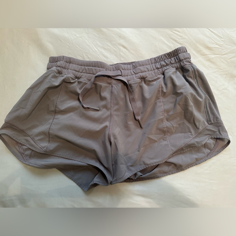 Lululemon low rise hot hotty 4”